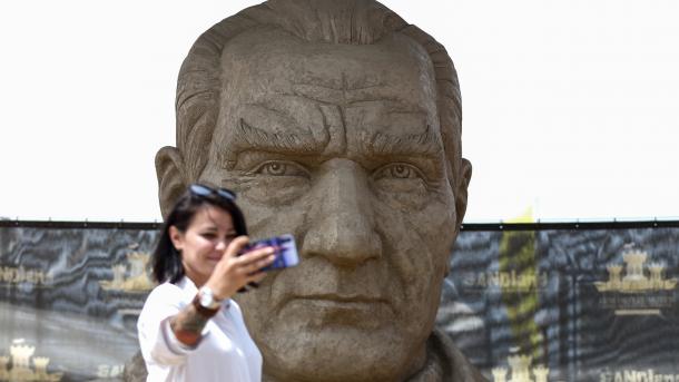 kumdan heykel antalya.jpg