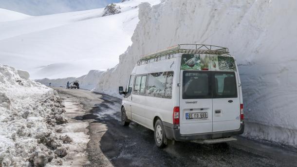 Borë në shumë qytet të Turqisë, në Van trashësia e dëborës në prill arrin në… shtatë metra!?