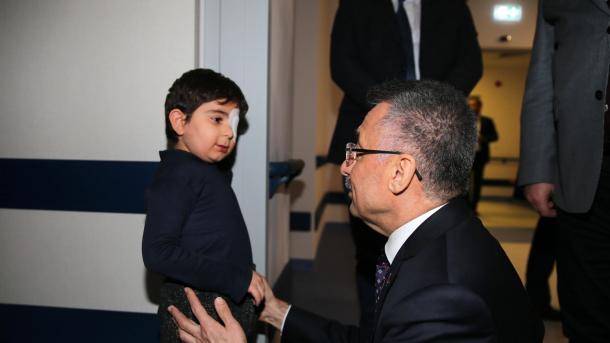 Vice-presidente Oktay visita os feridos no ataque de Mogadíscio