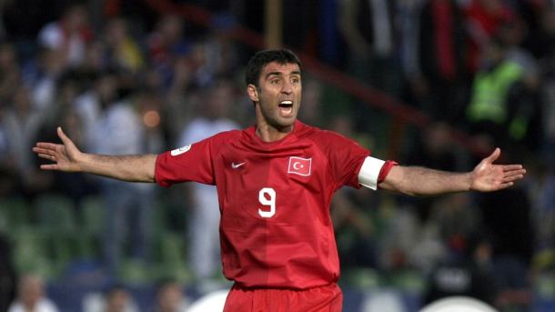 hakan şükür milli maçta.jpg