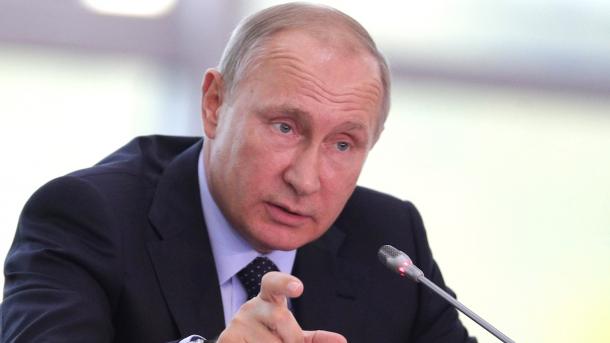 Путин повысил зарплату дипломатическим работникам, госслужащим и сотрудникам юстиции