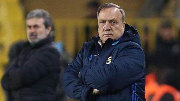 Dick Advocaat dejará de entrenar al Fenerbahçe