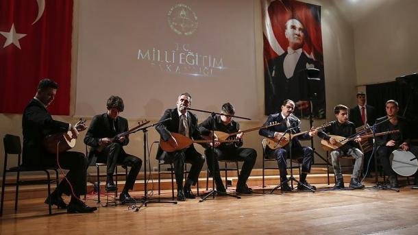 Ο Ιμπραχίμ Καλίν παίζει σάζι και τραγουδάει