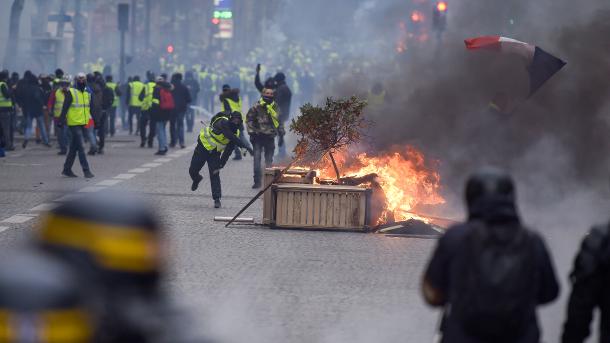 Le Drian remet Trump à sa place — Gilets jaunes Le Drian remet Trump à sa place — Gilets jaunes
