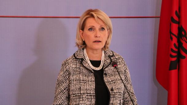 arnavutluk savunma bakanı mimi kodheli.jpg