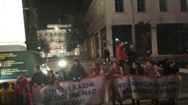 Karadağ_çocuk şiddetine karşı gösteri.jpg
