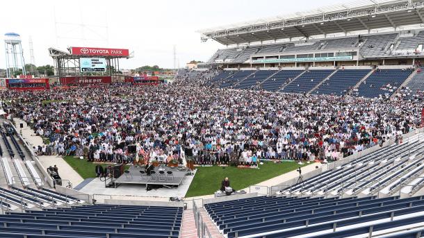 Na stadionu "Toyota Park" u Chicagu jučer je 25 hiljada vjernika klanjalo bajram-namaz