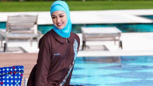 Una donna in burkini invitata a lasciare una piscina comunale a Firenze