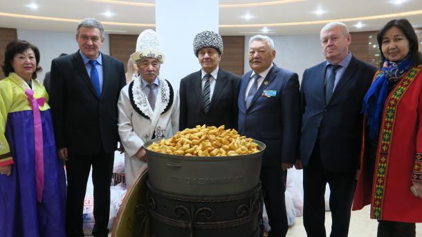 astanadiki dostluq öyi qérindash milletler medeniyetlirige quchaq achmaqta