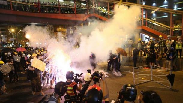 Confrontos no aeroporto de Hong Kong após os voos interrompidos