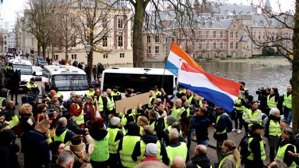Pays-Bas: Les Gilets jaunes réclament le départ du gouvernement