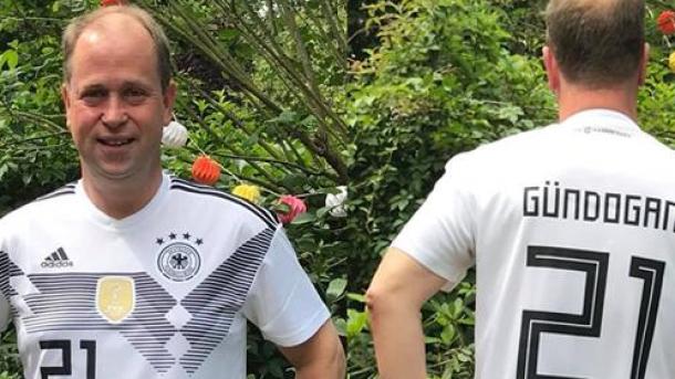 Le ministre allemand porte le maillot d’Ilkay Gundogan pour affirmer son soutien