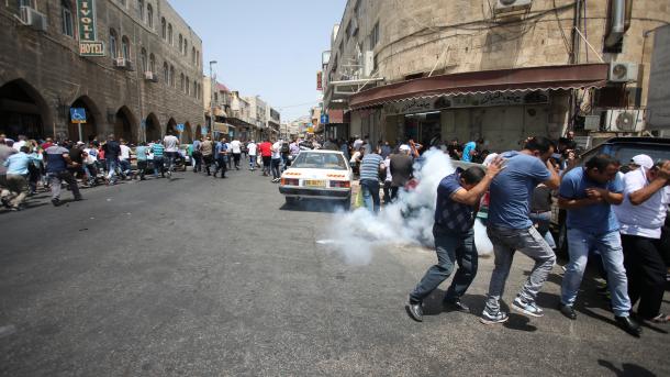 Musulmanes rezan en Al-Aqsa tras retirada de Israel