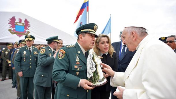 Papa coloca a semente da reconciliação entre o povo colombiano