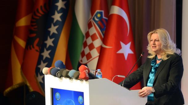 kosova devlet bakanı edita tahiri2.jpg