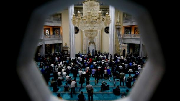 Sala ya kwanza ya usiku katika mwezi mtukufu wa Ramadhani mjini Moscow Urusi