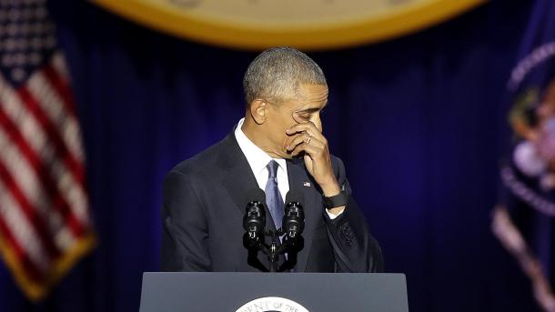 Obama sort son mouchoir, sa femme et sa fille aînée essuient des larmes