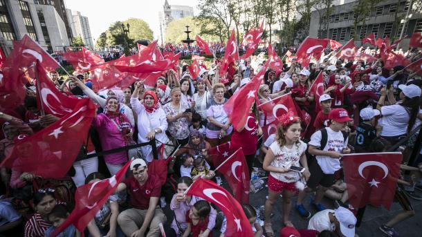 Brooklyn é tingido de vermelho e branco para o dia da Turquia