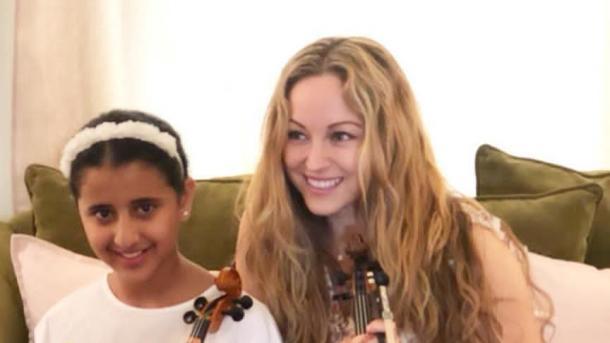 A atriz mexicana Lubella Gauna toca a música de "Resurrección Ertuğrul"