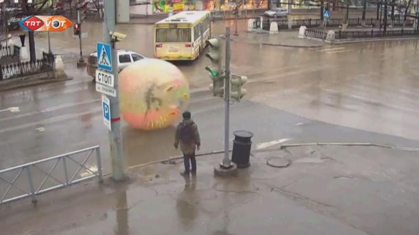 “Zorbing” topuyla işə gedən adam (video)