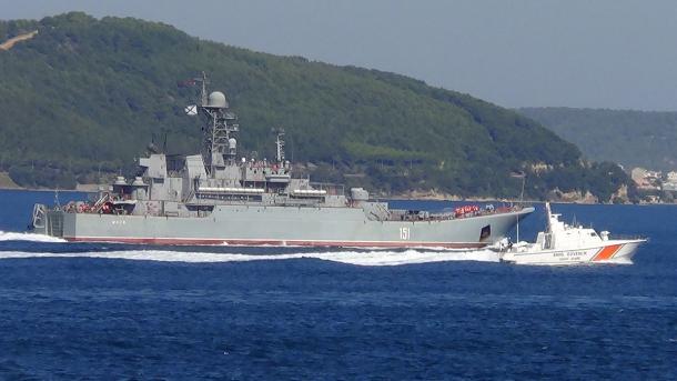 Deux navires de la flotte russe traversent le détroit des Dardanelles
