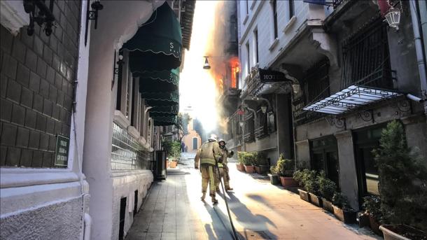 Stamboll – Zjarr në një ndërtesë në Beyoglu, 4 të vdekur