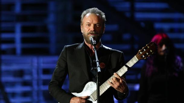 Sting da concierto en Ciudad de México y recuerda a los 43 desaparecidos de Ayotzinapa