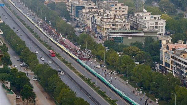 پاکستان: کشمیر کے لئے دنیا کا طویل ترین پرچم لہرایا گیا