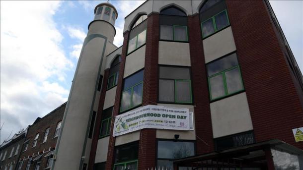 Polícia britânica libera filmagem de ataque islamofóbico