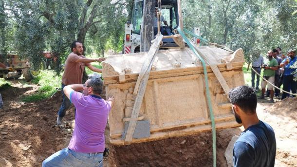 Um olival de Bursa é um autêntico campo cheio de sarcófagos da antiguidade