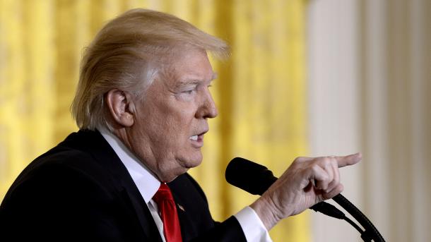 Os mexicanos formam corrente humana em protesto contra o muro de Trump