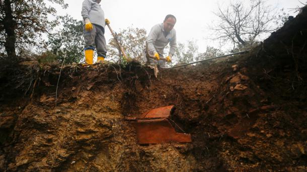 Η βροχή στο Μπόντρουμ έφερε στο φως ιστορικό τάφο