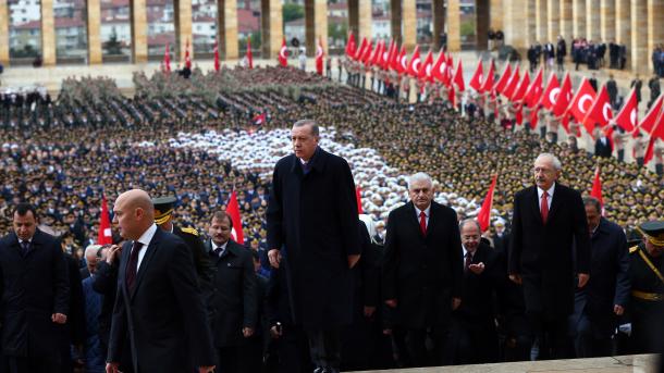Erdogan visita o Mausoléu de Atatürk por ocasião do Dia da República