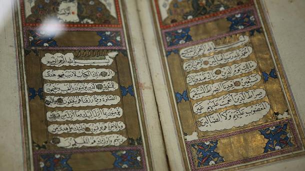 نگارش قرآن کريم با طلا بر روی ابريشم