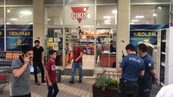 Turska: Odbjegli kurban od 750 kilograma pobjegao u prodavnicu
