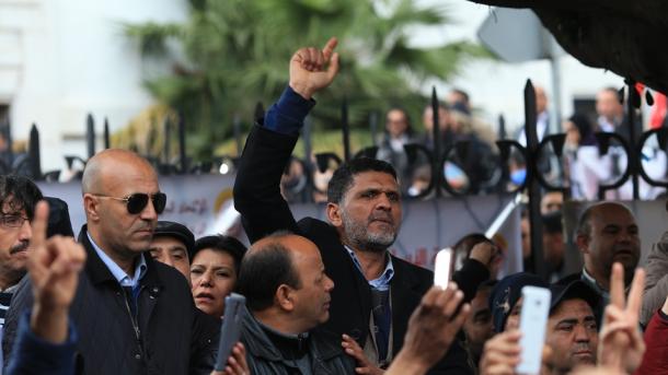 تۇنىستا ئوتتۇرا مەكتەپ ئوقۇتقۇچىلىرى ئىش تاشلىدى