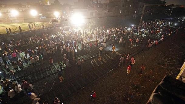 بھارت: ٹرین حادثے میں ہلاکتوں کی تعداد 61 تک پہنچ گئی