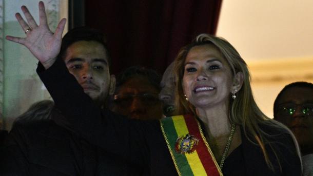 Senadora Jeanine Añez se proclama presidenta de Bolivia