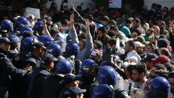 Caos nas ruas da Argélia: 45 manifestantes presos