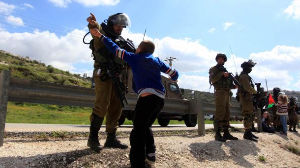 Policia izraelite qëllon për vdekje një palestinez, pretendimi i njëjtë, sulm me thikë