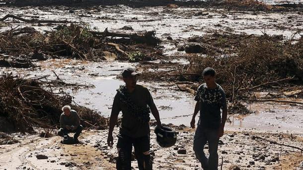 O número de vítimas da barragem colapsada no Brasil é de 165
