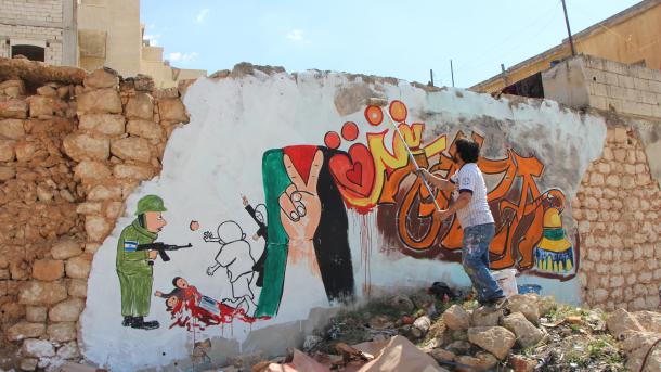 Sirijac grafitima na ruševinama Idliba šalje podršku Palestini (FOTO)