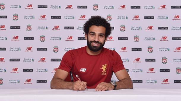 Futboll – Egjiptiani Mohamed Salah nënshkruan kontratë 5-vjeçare me Liverpulin
