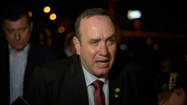 Giammattei toma posesión en Guatemala con el reto de combatir la corrupción y el hambre