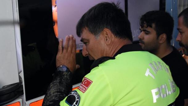 Polici turk me lot në sy përpiqet të shpëtojë emigranten e vogël