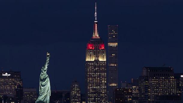 SHBA – Kulla “Empire State” ndriçohet kuq e bardhë për Festën e Republikës së Turqisë