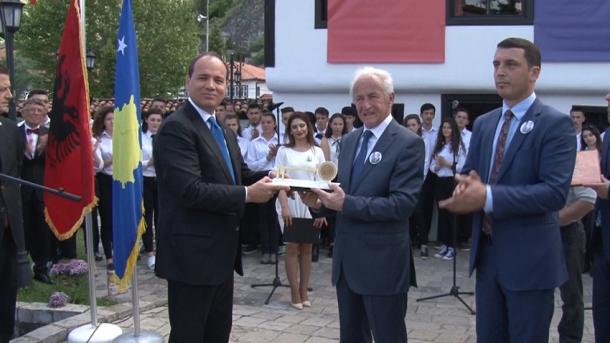 Presidenti Nishani vlerësohet me çmimin “Qytetar Nderi” i Prizrenit