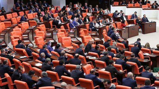 Parlamenti turk miraton p/ligjin për heqjen e imunitetit të 138 deputetëve
