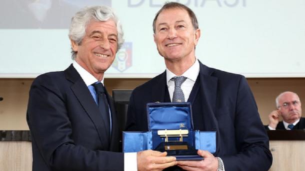 Trajneri i kombëtares shqiptare, Gianni De Biasi, fiton çmimin “Pankina e Artë”