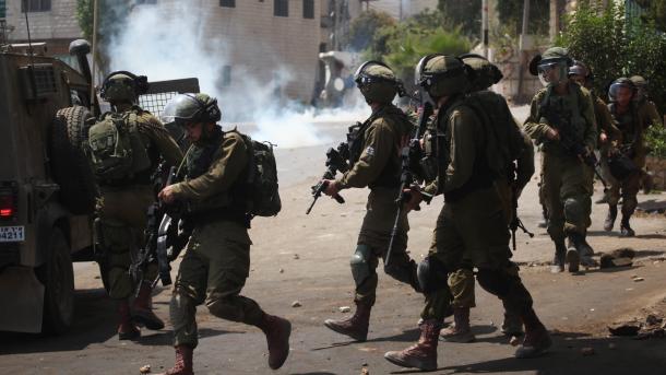 Tropas israelenses matam um e ferem mais de 200 em protestos em Gaza